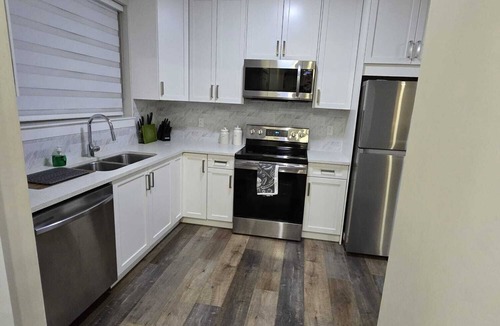 Abbotsford House | Contemporary 3 Beds and 2.5 Bath close to fraser valley university, shops etc