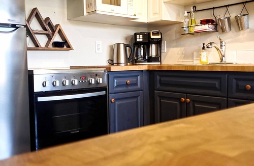 East Kootenay Condo | Contemporary | Mountain View | Walk to Resort & Trails | Portable AC