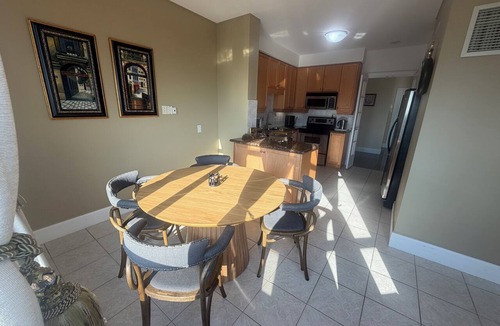 Willowdale Condo | Corner unit 3-bedroom, 3-bath condo with gym, pool, parking, and CN Tower view.