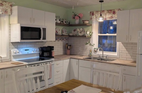 Addington Highlands Cottage | Cosy on-farm Cottage near Hardwood Lake. Fire pit, hiking trails, Beach nearby