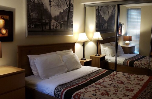 Bay Street Corridor Apartment | ⍟ Cosy up in Downtown ⍟ Jacuzzi