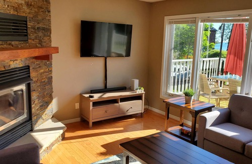 Alcona House | Cottage/Lake Simcoe/Innisfil/5 Bedrooms/10 Guests
