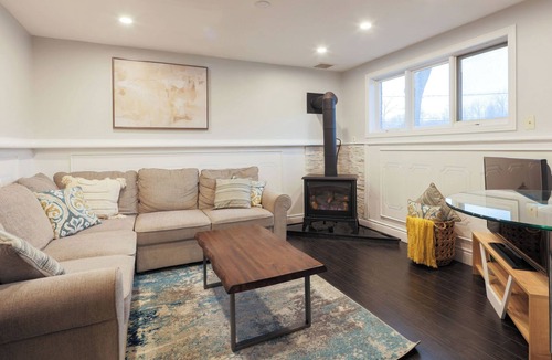 St. Catharines Cottage | Cottage on the Water | Hot Tub | 15 min to Beach, Wineries, Niagara Falls |