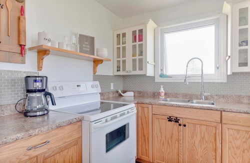 Darnley Cottage | Cottage steps away from Thunder Cove Beach and a surround views of the ocean