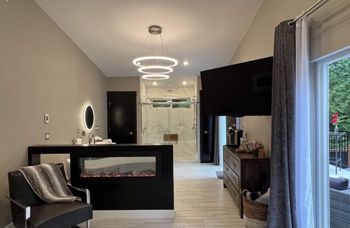 North Oyster House | Couples Retreat - Romance and Adventure - Base Rate - NO additional host fees!