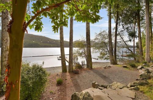 Youbou House | Cowichan Lake Manor by EMR Vacation Rentals