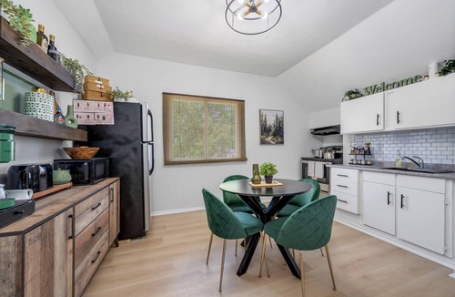 St. Catharines Apartment | Cozy 1 bedroom, centrally located minutes to Niagara on the Lake, Niagara Falls.