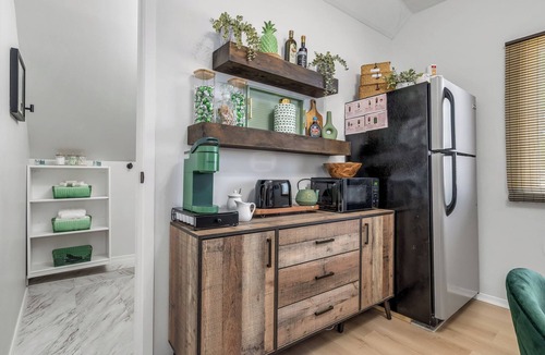 St. Catharines Apartment | Cozy 1 bedroom, centrally located minutes to Niagara on the Lake, Niagara Falls.
