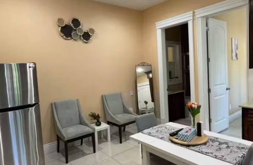 Newton House | Cozy 1 Bedroom Private Suite | Self Check-In | Free Parking