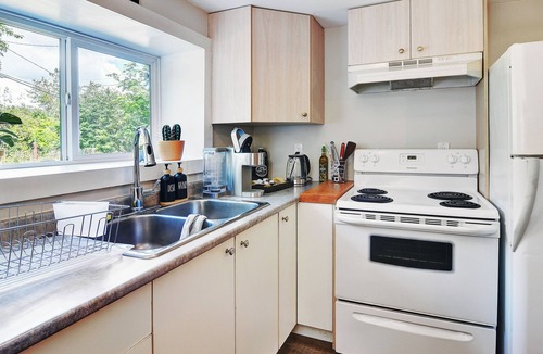 Ladysmith House | Cozy 1-BR suite with ocean views, full kitchen, projector, and garden