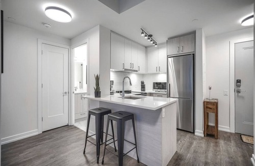 Bay Cloverhill Apartment | Cozy 1BR Apt with Gym, Near Royal Ontario Museum