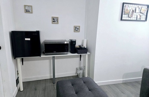Burnaby House | COZY 1Br Basement Suite Perfect for Couple!Free Sparkling Wine! Private Parking.