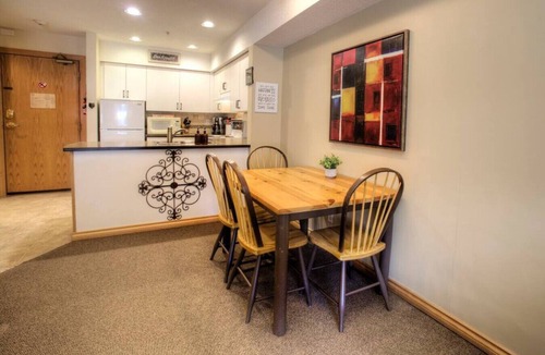 Whistler Creekside Apartment | Cozy 1BR: Sleeps 4,Pool,Hot Tub,BBQ,Free Parking & Near Valley Trail!