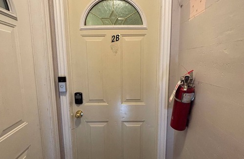 Old East York Apartment | Cozy 2 Bed 1 Bath Duplex Entire Apartment Unit in East York