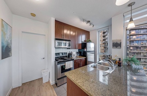 Crosstown Condo | Cozy 2 Bedroom 2 Bathroom Downtown Vancouver/Pool/Hot Tub/Free Parking