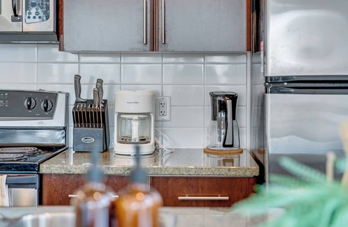 Crosstown Condo | Cozy 2 Bedroom 2 Bathroom Downtown Vancouver/Pool/Hot Tub/Free Parking