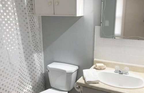 Saint Thomas Apartment | Cozy 2 bedroom apartment in downtown St. Thomas. Close to all amenities