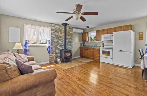 Harbour Main House | Cozy 2-bedroom bungalow in the country but minutes to the highway!