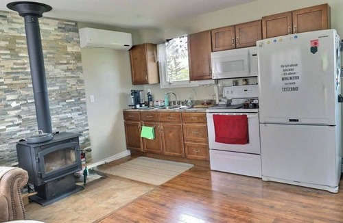 Harbour Main House | Cozy 2-bedroom bungalow in the country but minutes to the highway!