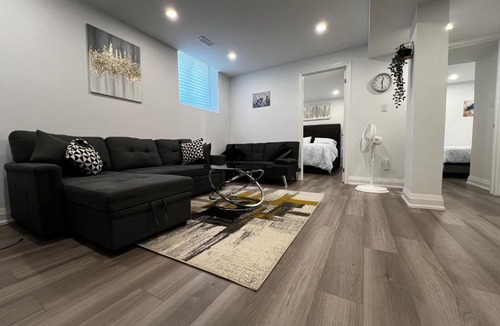 Erin Mills Apartment | Cozy 2 Bedrooms Modern Basement Suite with Private entrance, Kitchen and parking