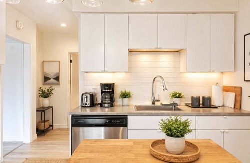 Knight House | Cozy 2BR, 1BA Retreat in Vibrant Vancouver