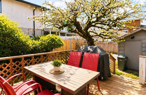 Knight House | Cozy 2BR, 1BA Retreat in Vibrant Vancouver