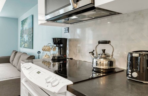 Wellington Place Hotel | Cozy 2BR - 5 Min to CN Tower/Rogers Centre