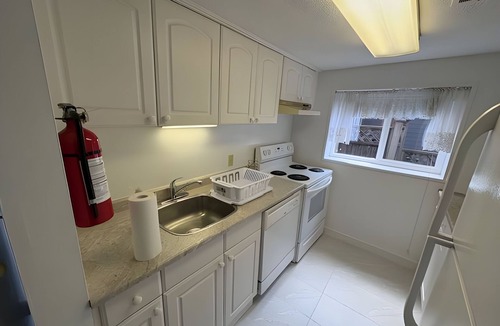 North Vancouver House | Cozy 2BR First Floor Suit with Free Private Parking - Perfect for Long Term Stay