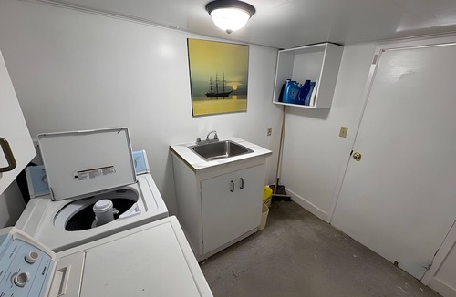 North Vancouver House | Cozy 2BR First Floor Suit with Free Private Parking - Perfect for Long Term Stay