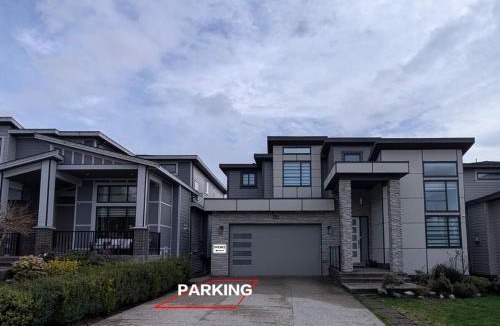 Willoughby House | Cozy 2BR for Family & Private Parking & Near Mall