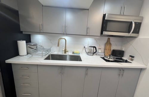 Streetsville House | Cozy 2BR Suite Traveler‑Friendly Near 401/Airport!