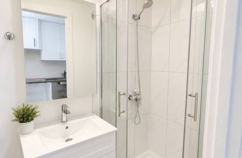 Surrey Bed & Breakfast | Cozy 2BR Villa · Garden View · Near Beach, local specialties Provided as gift
