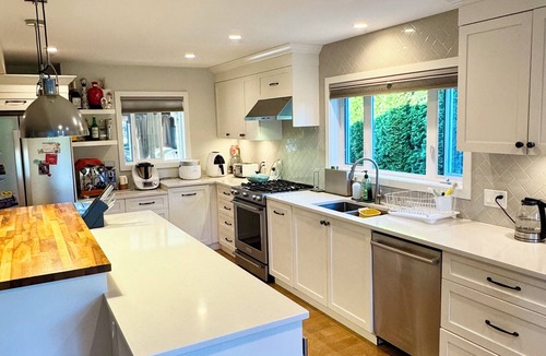 Hollyburn House | Cozy 2BR West Van Guest Retreat Near Beach, Parks & Transit