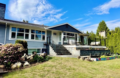 Hollyburn House | Cozy 2BR West Van Guest Retreat Near Beach, Parks & Transit