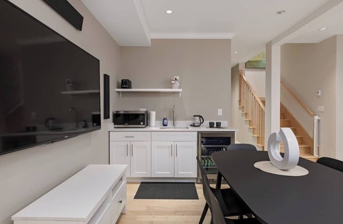 Lower Lonsdale Apartment | Cozy 3 BDRM Spacious Suite near Lonsdale Quay