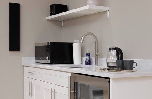Lower Lonsdale Apartment | Cozy 3 BDRM Spacious Suite near Lonsdale Quay