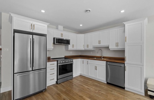Conception Bay South House | Cozy 3-bedroom coastal home in Conception Bay South, perfect for up to 6 guests. Enjoy 3 queen beds, 2.5 bathrooms, BBQ, and 2-car parking. Close to local amenities, scenic spots, and a short drive to St. John's.