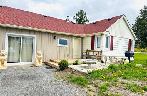 Virgil House | Cozy 3-bedroom farmhouse in wine-country