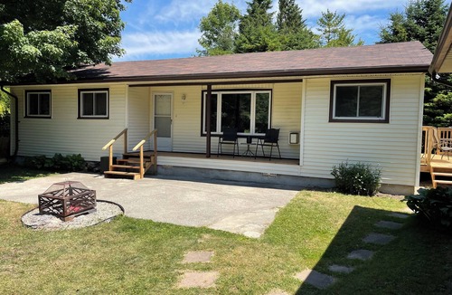 Point Clark Cottage | Cozy 3 Bedroom Cottage in Beautiful Point Clark
