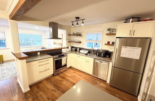 Lower Lonsdale House | Cozy 3BDR Heritage House close to Beaches, Mountains & Downtown