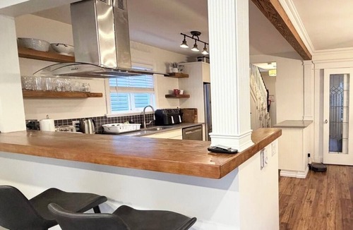Lower Lonsdale House | Cozy 3BDR Heritage House close to Beaches, Mountains & Downtown