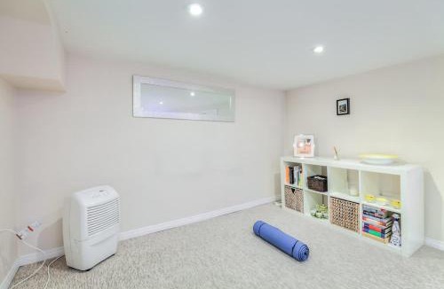 Riverside House | Cozy 3BR Home with 2 Kitchens plus Backyard in Leslieville