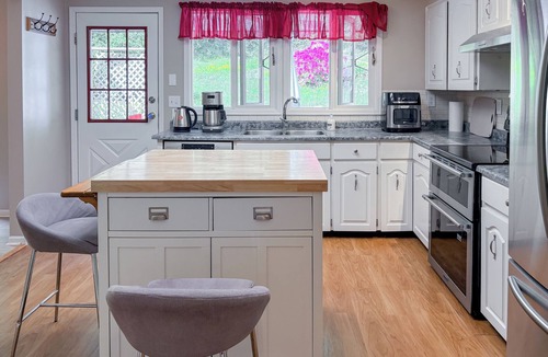 Mission House | Cozy 4BR Stay near Heritage Park Mission