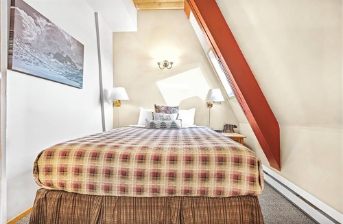 Silver Star Mountain Hotel | Cozy A-Frame Mountain Suite w/Fireplace