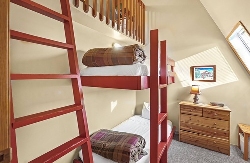 Silver Star Mountain Hotel | Cozy A-Frame Mountain Suite w/Fireplace