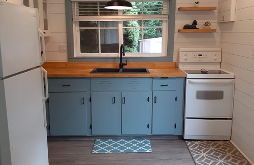 Sauble Beach Cottage | Cozy and Fresh Cottage, walk to the beach in minutes!