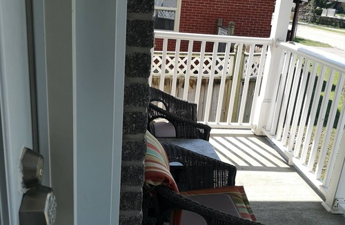 Argyle Apartment | Cozy apartment on a dead end street, close to Fanshawe College, free parking