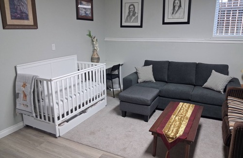 Argyle Apartment | Cozy apartment on a dead end street, close to Fanshawe College, free parking