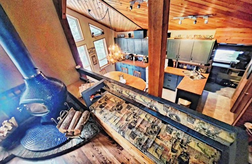 Apex Mountain Cabin | Cozy APEX Cabin 4 bedrooms- 8 beds - 5 min walk to village. 35 min to Penticton