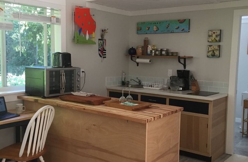Powell River Cottage | Cozy ,artistic cottage in a garden setting close to the beach and hiking trails.